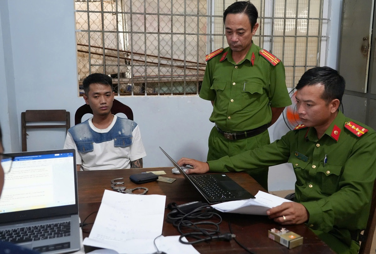 Nhóm thanh niên vô cớ đâm trọng thương tài xế taxi trước quán karaoke.jpg