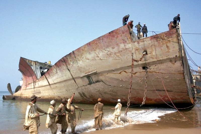 Những người mạo hiểm tính mạng làm việc bên trong &amp;apos;nghĩa địa&amp;apos; tàu thủy Pakistan