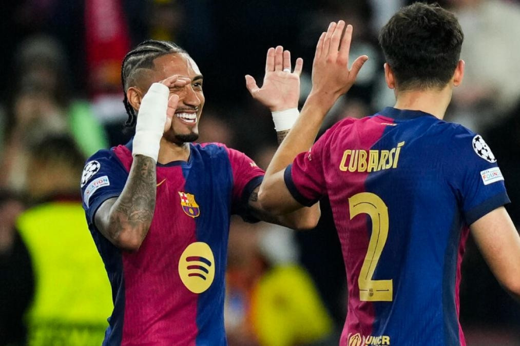 Raphinha nói gì ‘cướp’ bàn thắng của Cubarsi ở Barca 4-0 Dortmund
