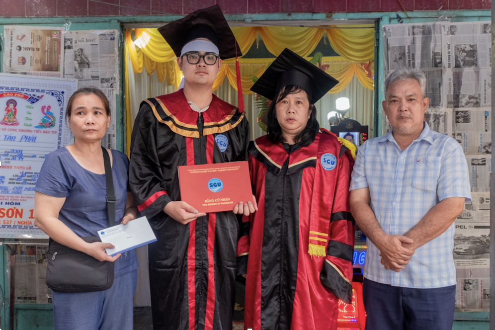 Sinh viên mắc ung thư qua đời được trao bằng tốt nghiệp đại học trong lễ tang