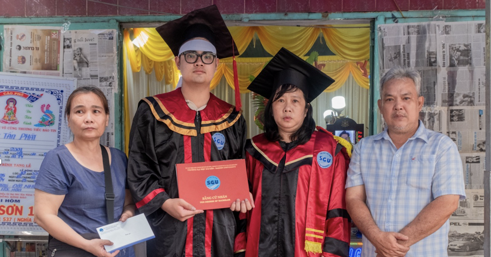 Sinh viên mắc ung thư qua đời được trao bằng tốt nghiệp đại học trong lễ tang