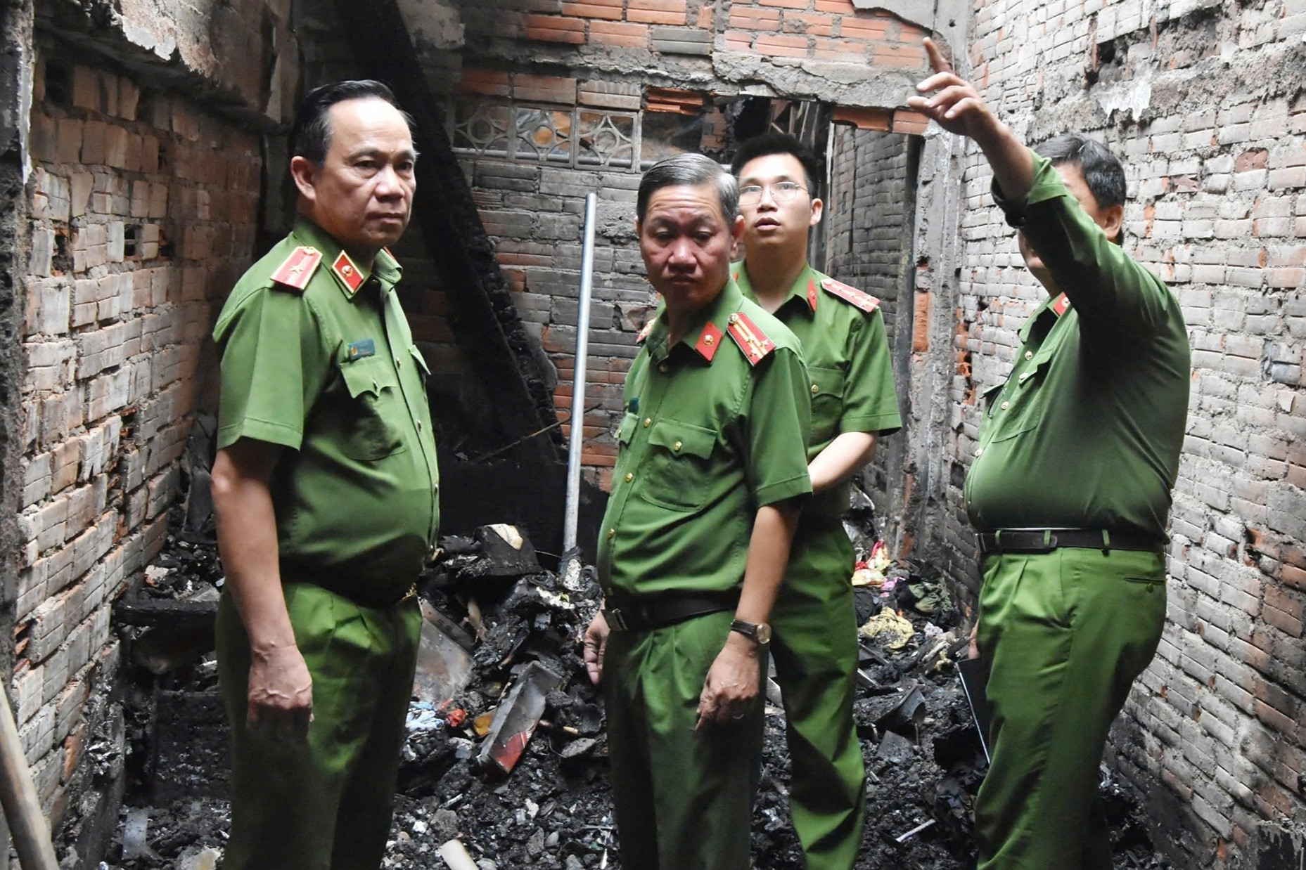 Thiếu tướng Huỳnh Thới An kiểm tra hiện trường vụ cháy nhà 4 người tử vong