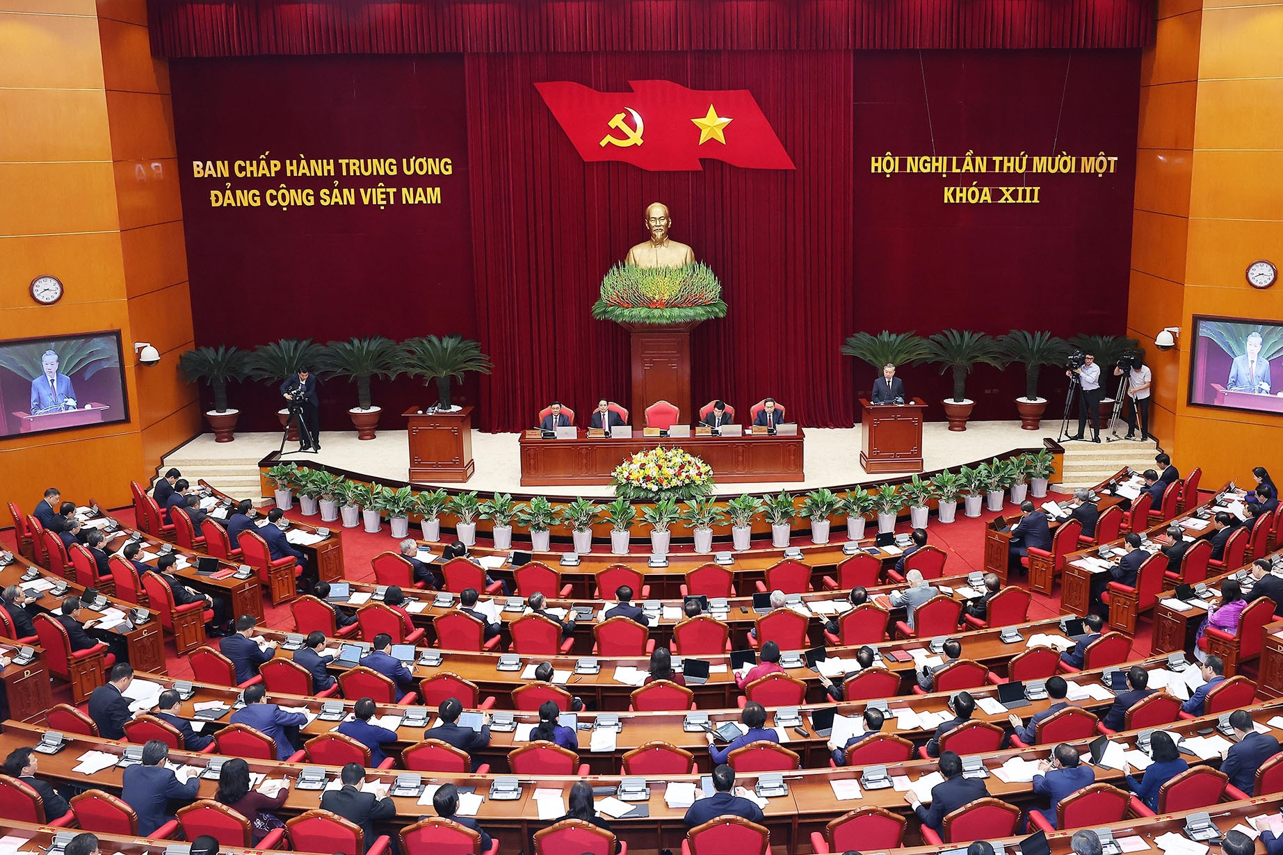 Thông cáo ngày làm việc thứ nhất Hội nghị Trung ương 11