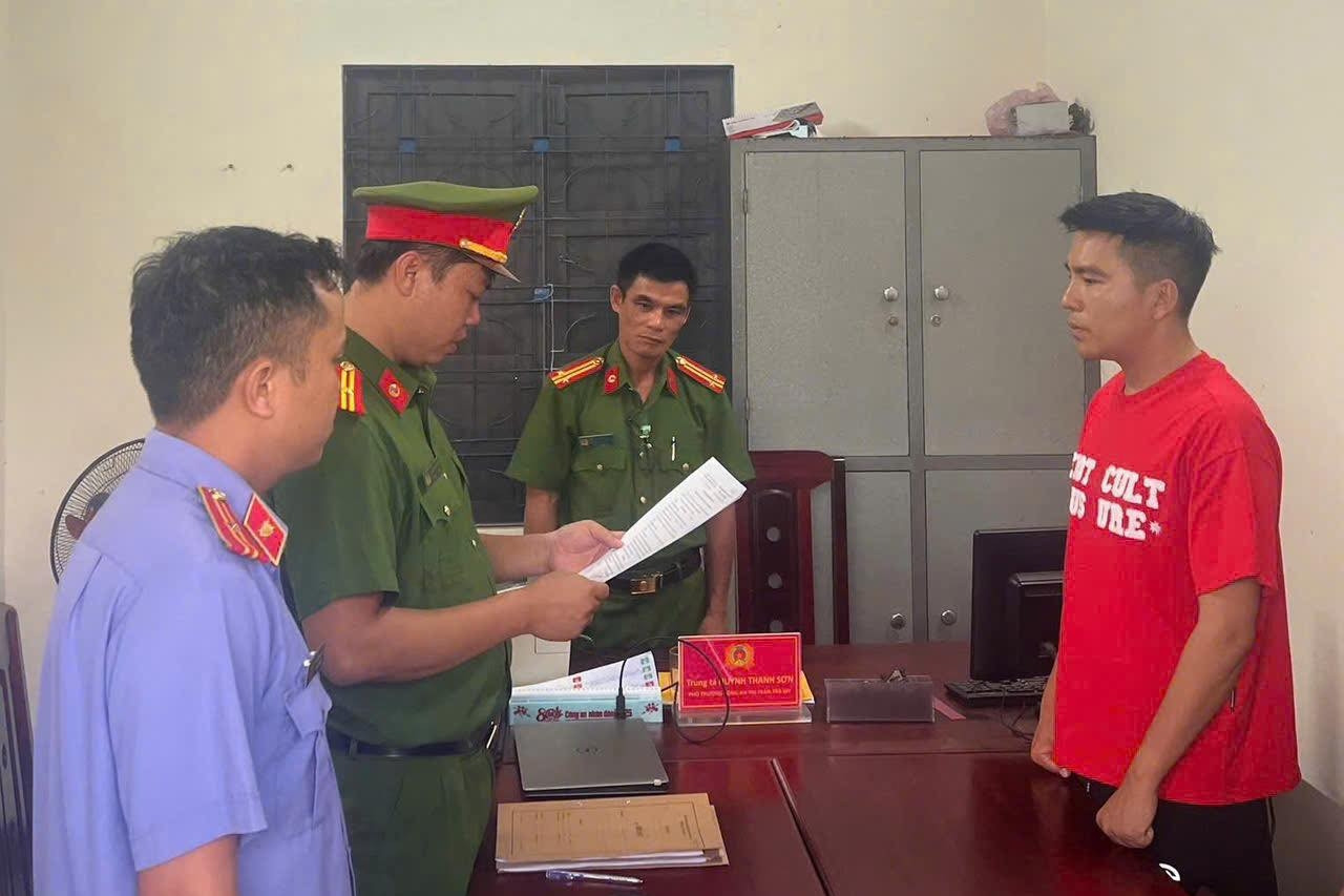 TikToker Dưỡng Dướng Dường từ 'ảo tưởng quyền lực mạng xã hội' đến bị bắt giam