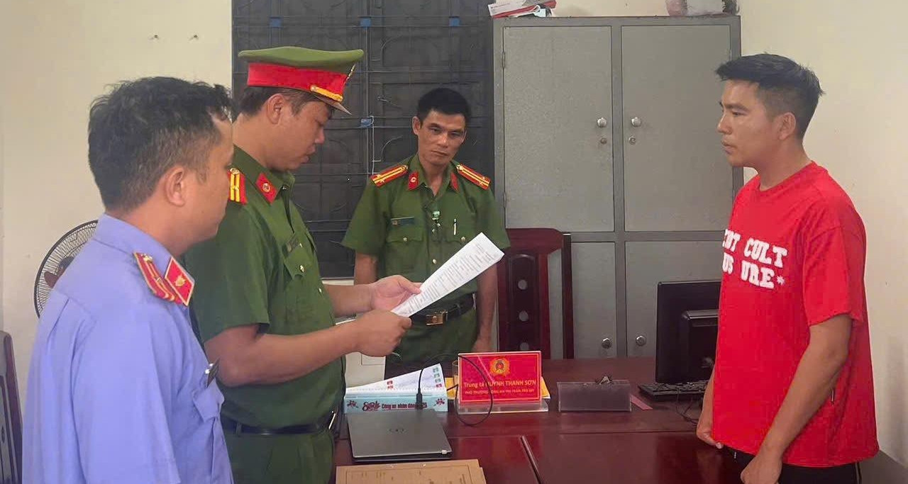 TikToker Dưỡng Dướng Dường từ 'ảo tưởng quyền lực mạng xã hội' đến bị bắt giam