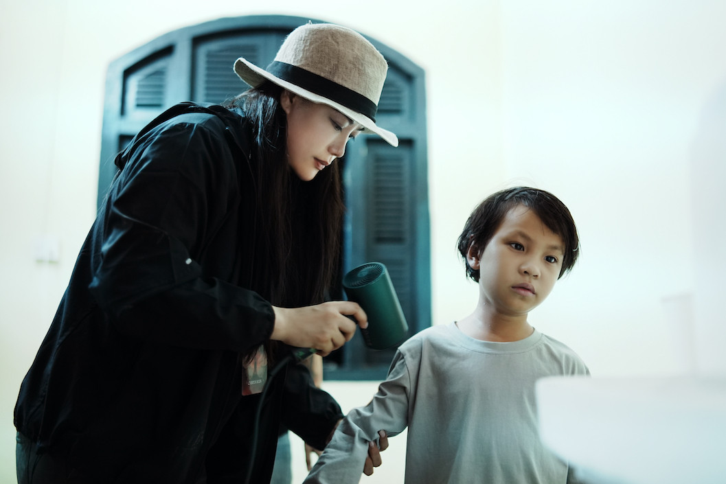 Trương Ngọc Ánh chăm sóc DV nhí Uy Nhân sau cảnh quay đặc biệt.jpeg