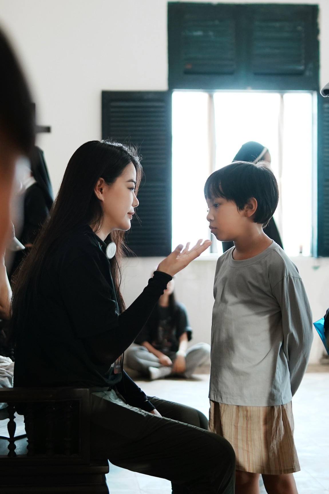 Trương Ngọc Ánh chăm sóc DV nhí Uy Nhân tại phim trường Chiếc Kén.jpeg