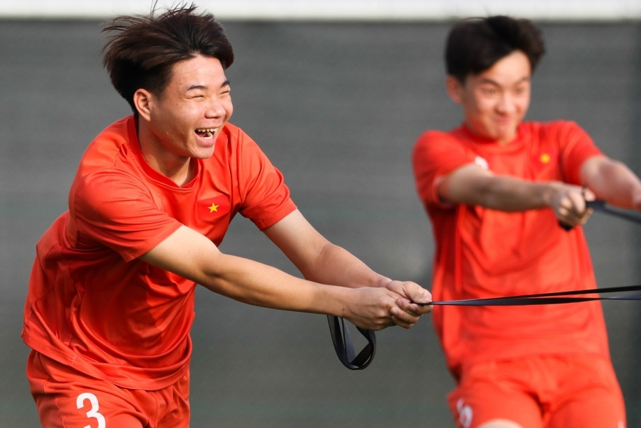 U17 Việt Nam 'dạo chơi' trước trận quyết đấu UAE