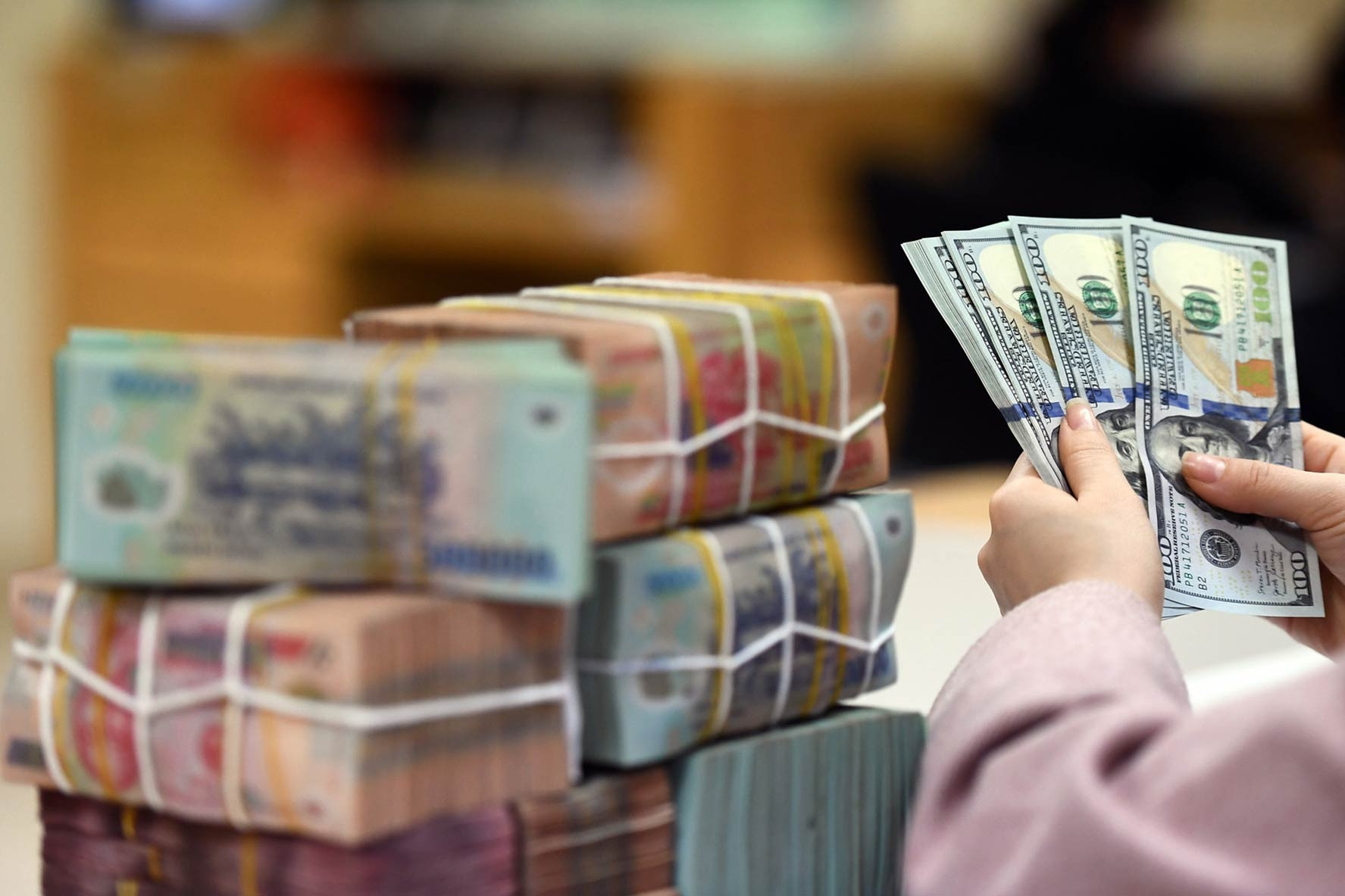 Giá USD ngân hàng rời mốc 26.000 đồng/USD