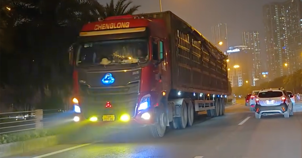 Clip ô tô đi ngược chiều còn rọi đèn sáng choang ở Hà Nội