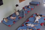 Bé 20 tháng tuổi đang nằm, cô giáo mầm non xách ngược chân đánh tới tấp