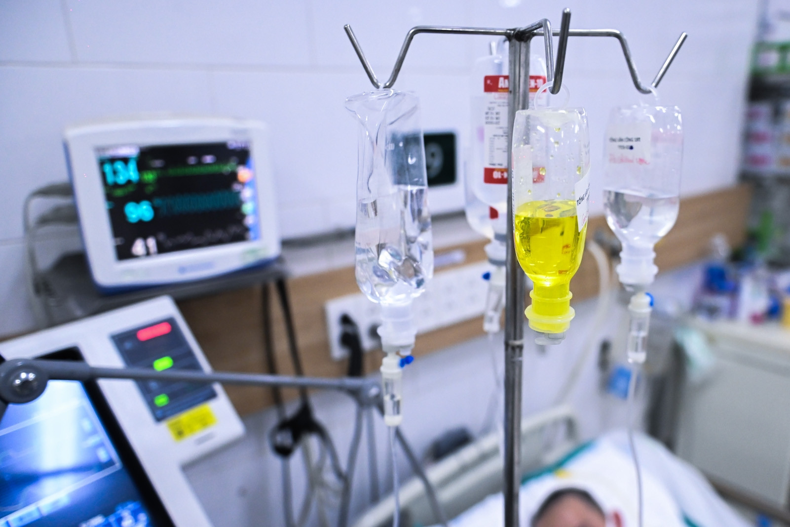 Bộ Y tế chỉ đạo khẩn vụ 29 học sinh có dấu hiệu lạ sau bữa trưa tại trường