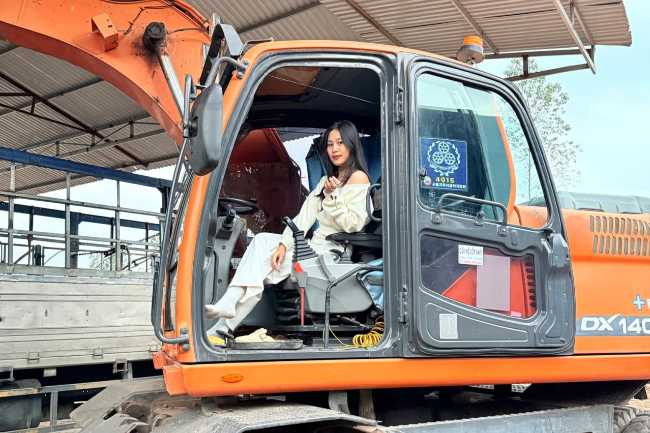 Cô gái Bắc Giang lái xe tải, máy xúc điêu luyện khiến nhiều người trầm trồ