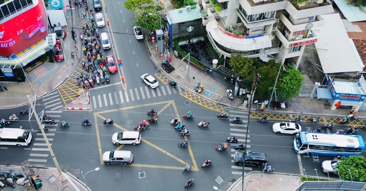 Đè vạch mắt võng ở trung tâm TPHCM, người đi sai phân trần 'chưa nắm luật'