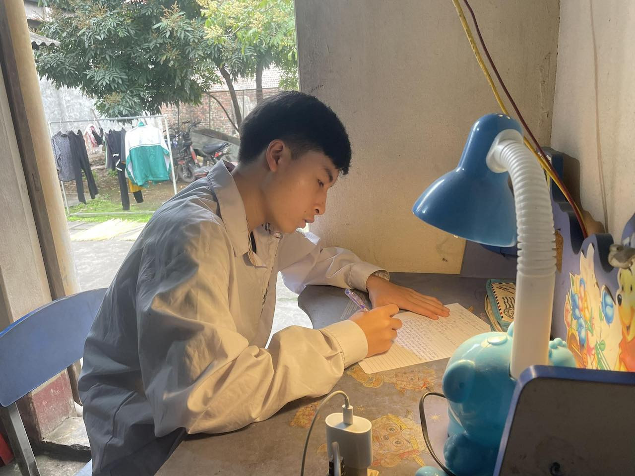 nam sinh nhat ve chai2.jpg