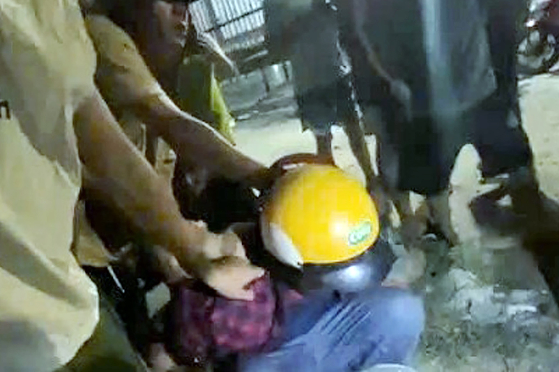 Người đàn ông 50 tuổi bị khống chế vì nghi có hành vi bắt có bé gái 13 tuổi ở Lâm Đồng.jpg