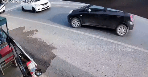 Người đi xe máy thoát nạn hy hữu khi 2 ô tô đâm nhau trên đường