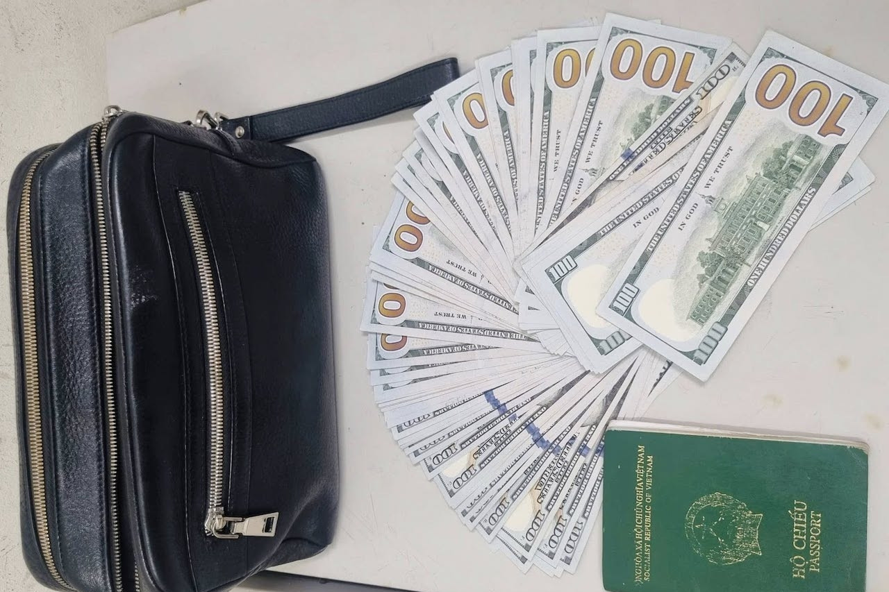 Ví chứa 8.000 USD bị bỏ quên ở sân bay