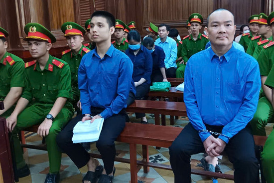 Nữ phó giám đốc ngất xỉu tại tòa khi lĩnh án hơn 9 năm tù