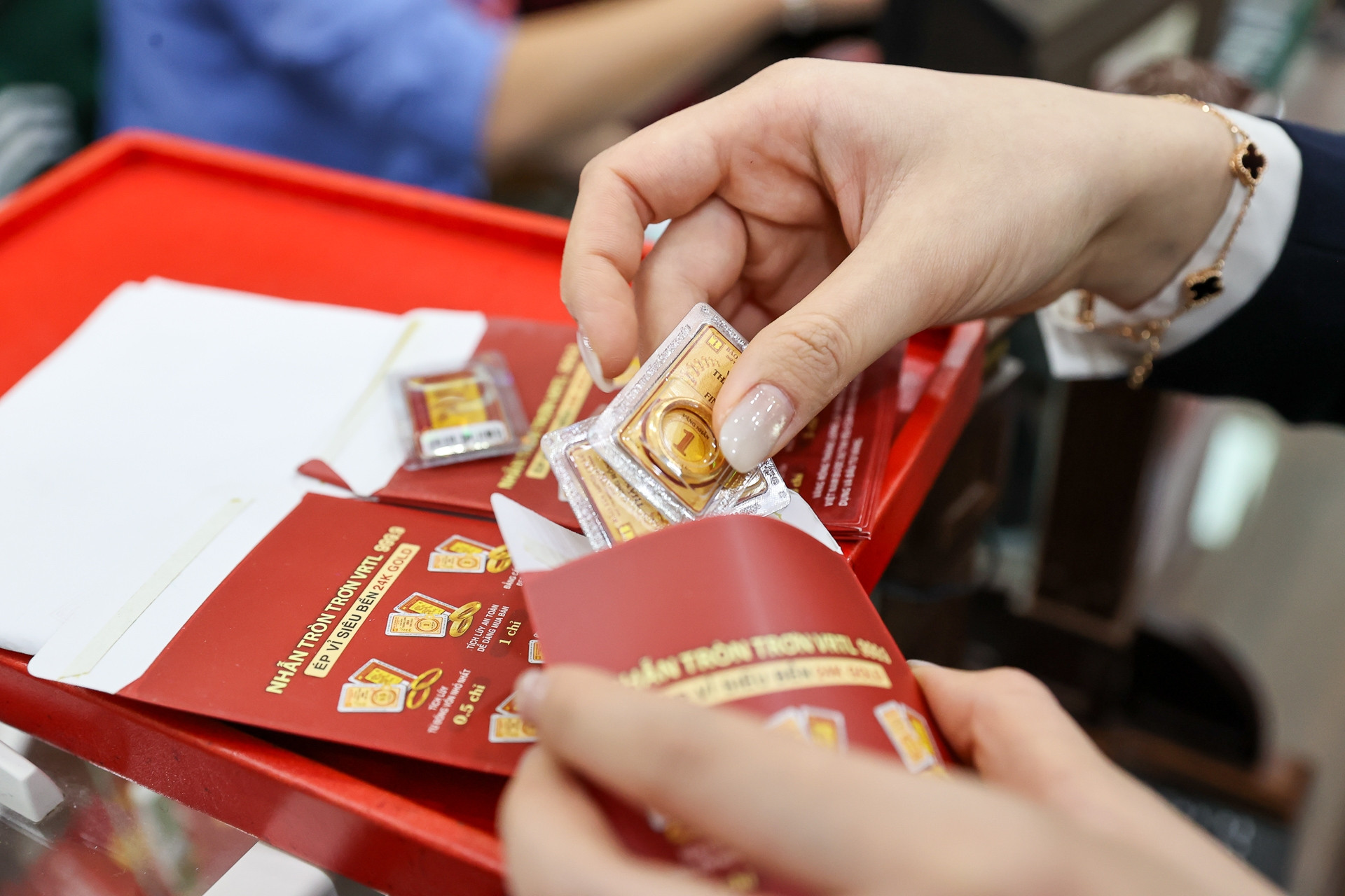 Vàng đạt cột mốc 'hiếm hoi trong lịch sử', dốc két mua vào có rủi ro?