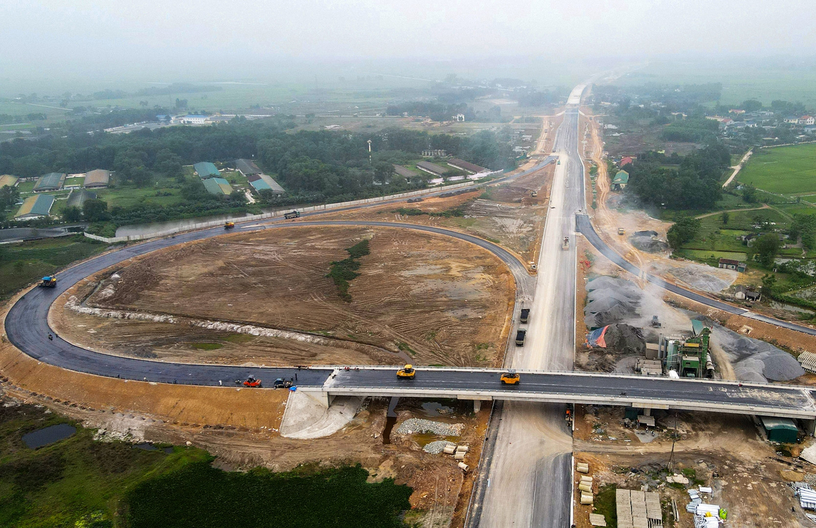 Chạy 'nước rút' để cao tốc qua Hà Tĩnh, Quảng Bình kịp thông xe trước 30/4