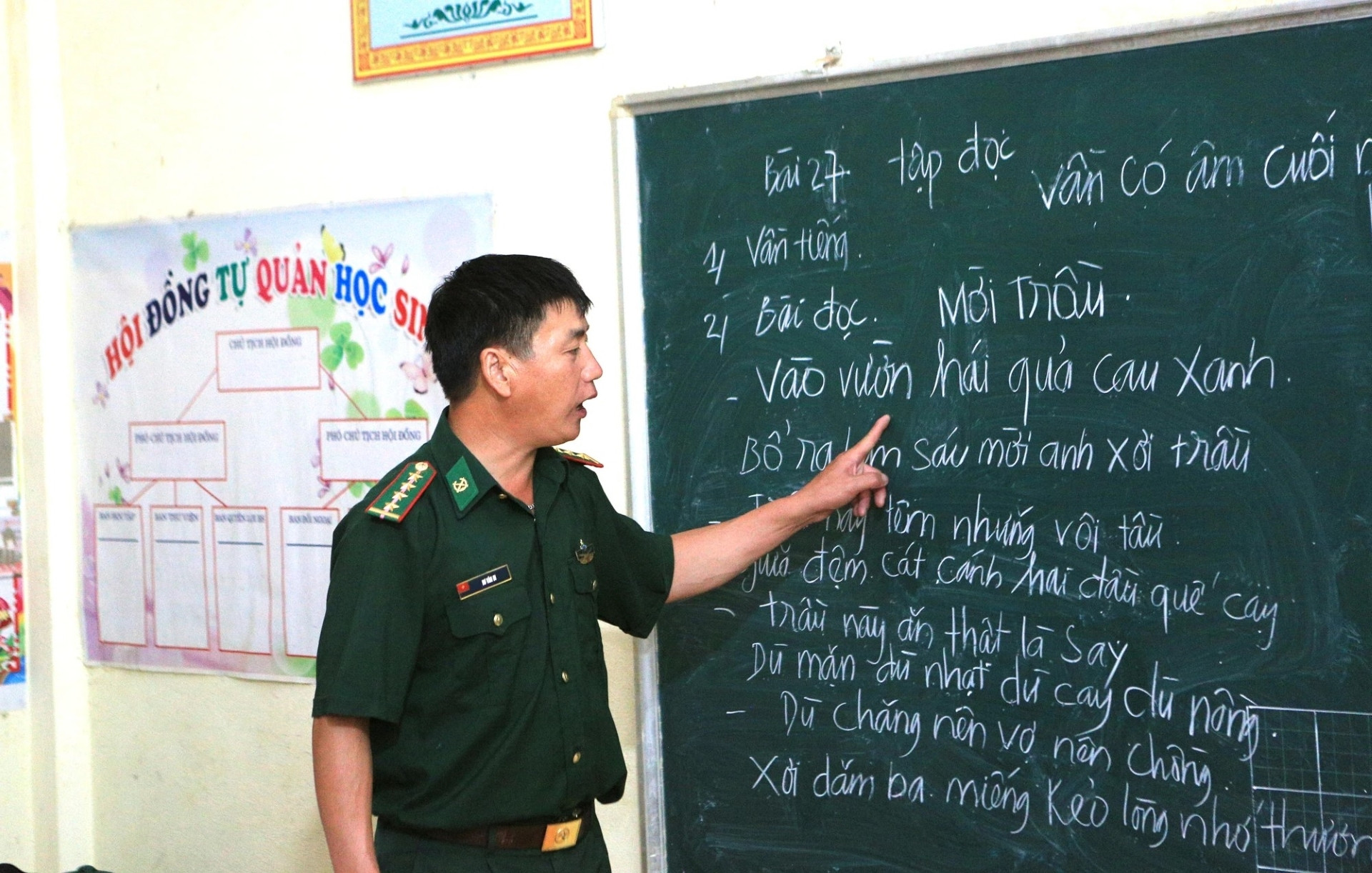 a2Đại úy biên phòng hơn.jpg