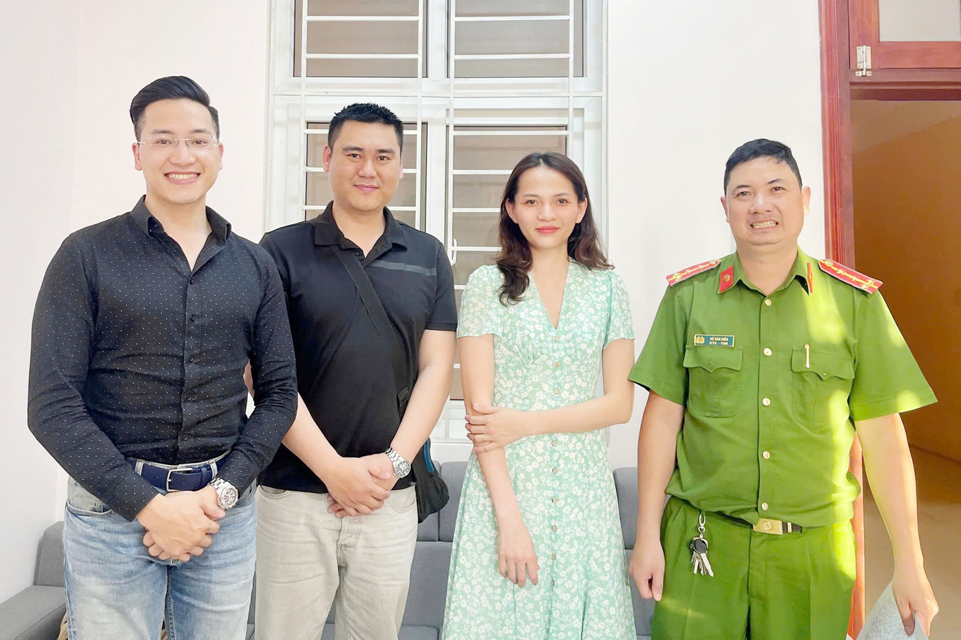 Anh Bùi Đức Hậu (chồng chị Vũ Thị Hải Yến, thứ 2 từ trái qua) cùng chị Ngọc sau khi hoàn tất các thủ tục nhận lại 3,5 tỷ đồng.jpg