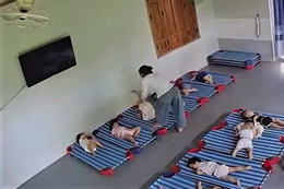 Bảo mẫu tới nhà xin lỗi, bé 20 tháng tuổi thấy bóng cô đã khóc thét lên