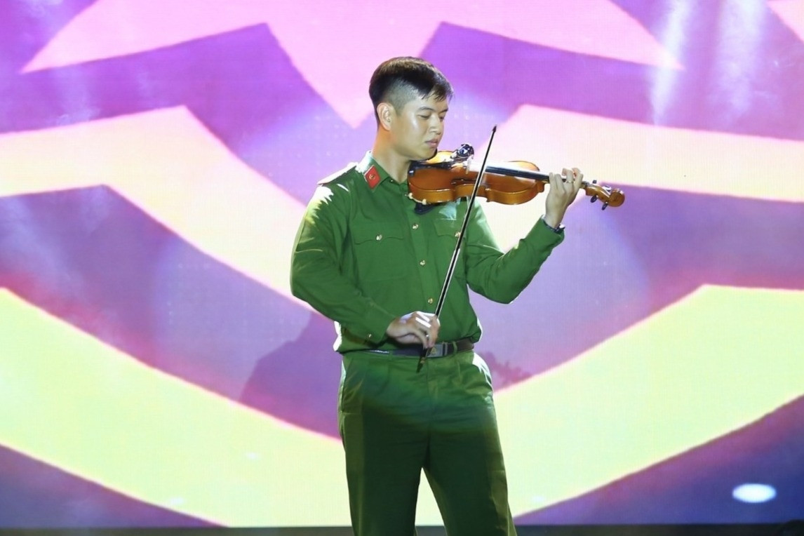 Bất ngờ với khả năng chơi violin của chiến sĩ công an
