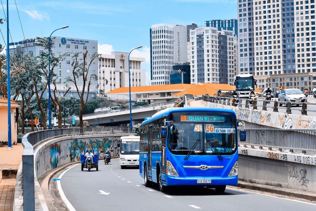 Vô cớ thu thẻ của sinh viên, nữ nhân viên ở TPHCM bị đình chỉ