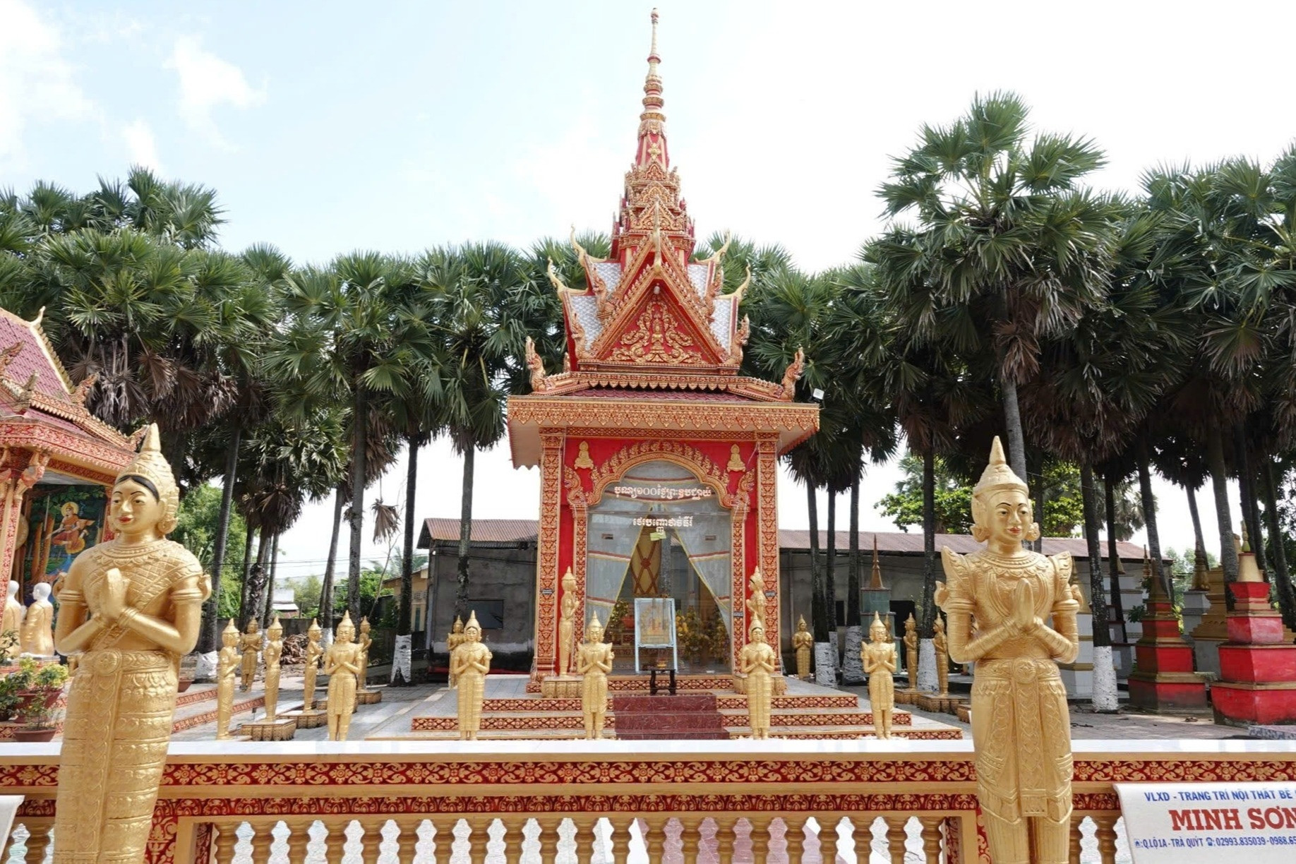 Chùa trồng trăm cây cho trái có nước uống siêu mát, người dân thoải mái hái