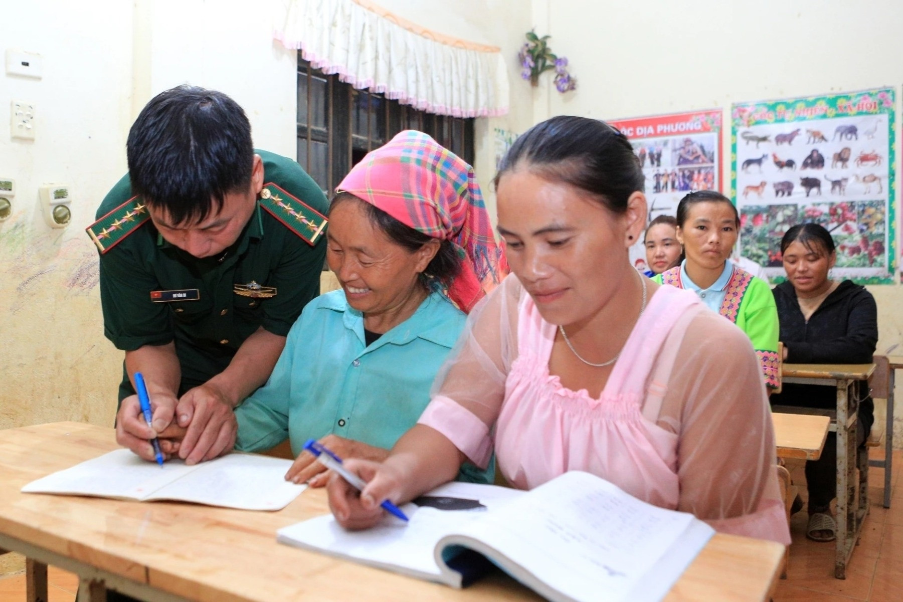 Đại úy biên phòng hơn 10 năm giúp người vùng cao Thanh Hóa biết đọc, viết chữ