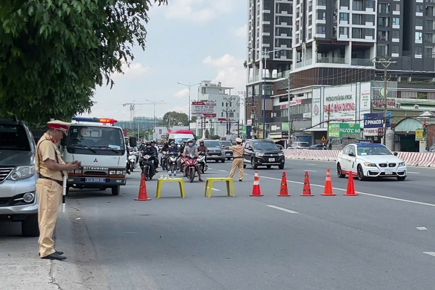 Dừng xe trên quốc lộ ở Bình Dương để khảo sát thực hiện metro