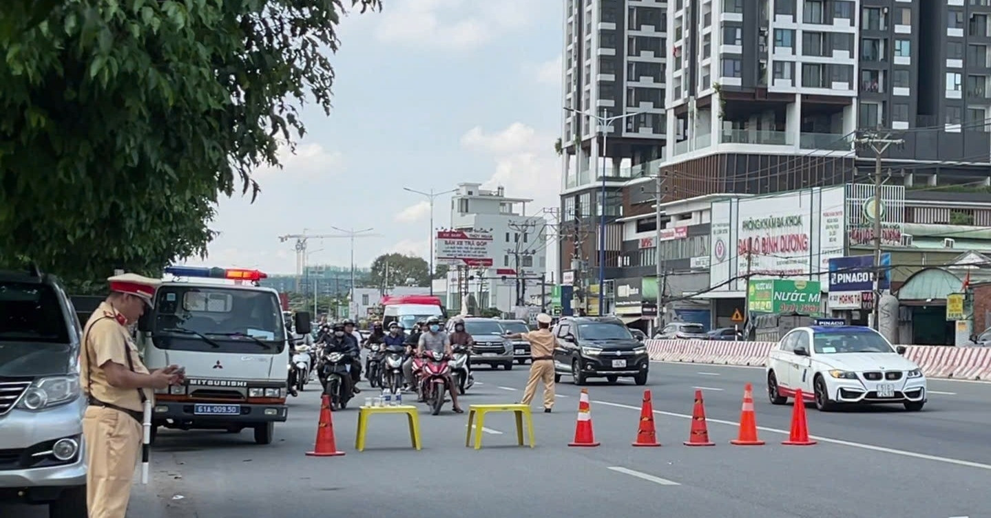 Dừng xe trên quốc lộ ở Bình Dương để khảo sát thực hiện metro