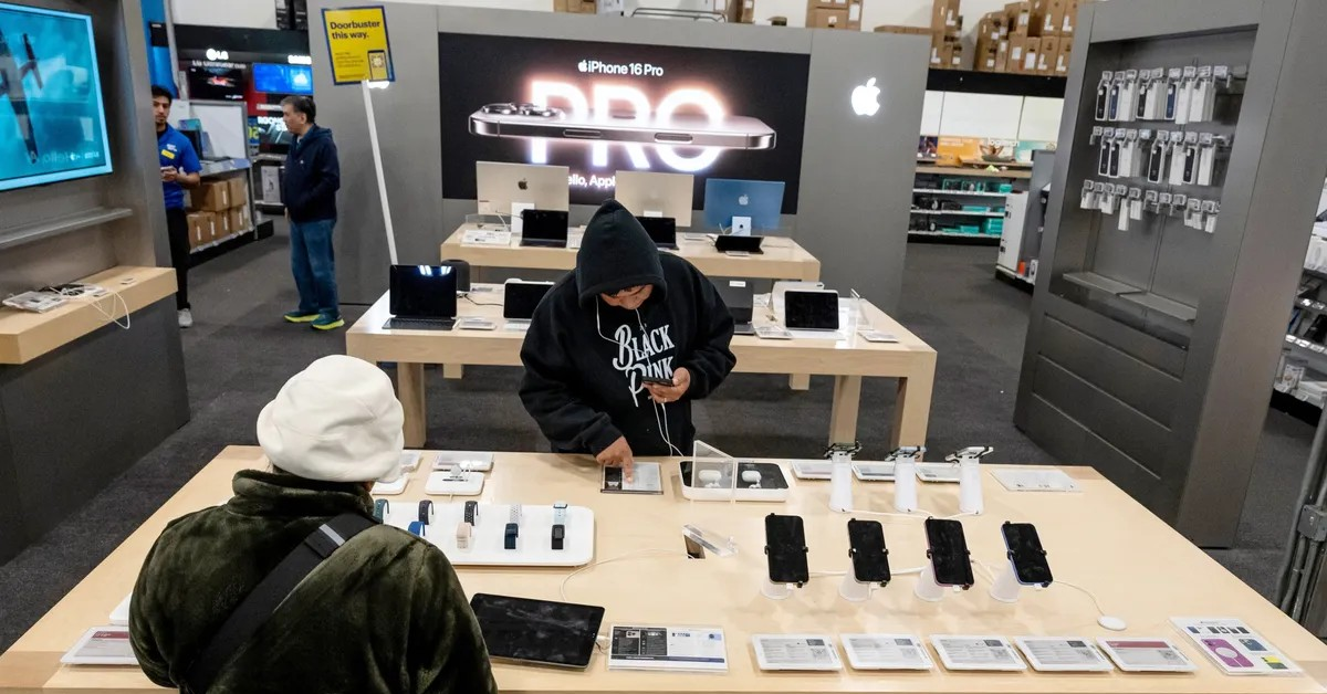 Ông Trump miễn thuế đối ứng với smartphone, máy tính, chip