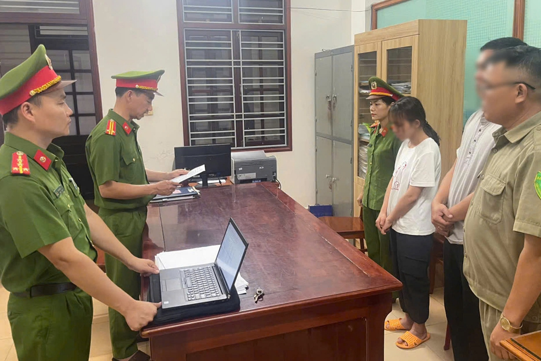 Tạm giữ hình sự bảo mẫu nhét thanh nhựa vào miệng trẻ 20 tháng tuổi