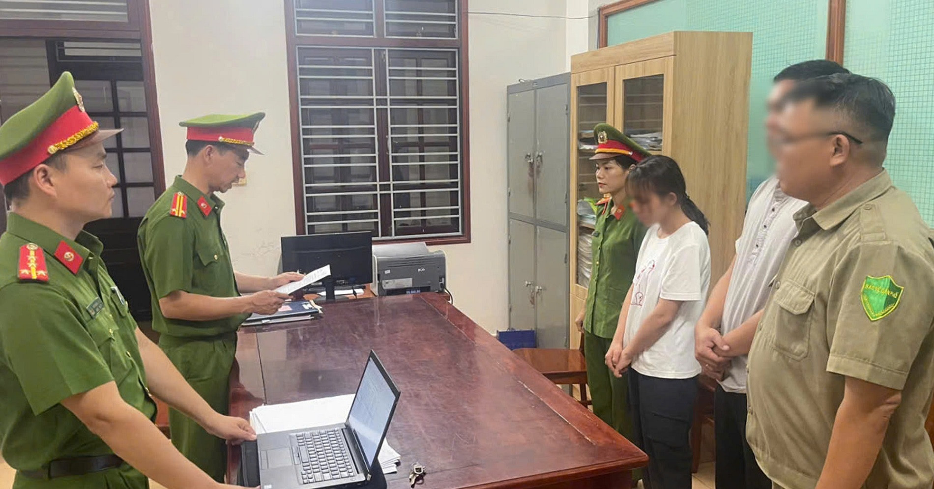 Tạm giữ hình sự bảo mẫu đánh đập, nhét thanh nhựa vào miệng trẻ 20 tháng tuổi