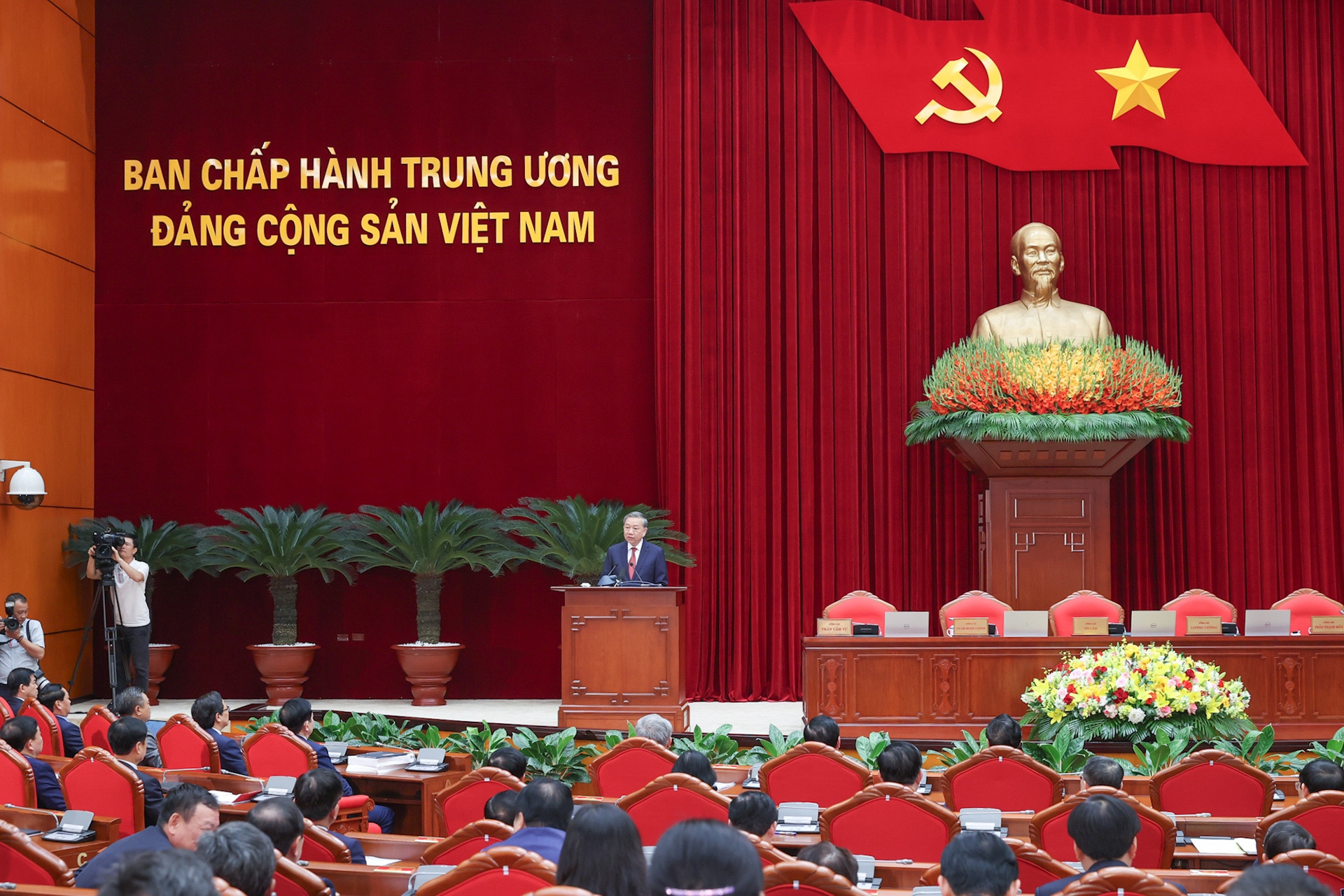 Thông cáo về ngày làm việc thứ 3 của Hội nghị Trung ương 11 khóa 13
