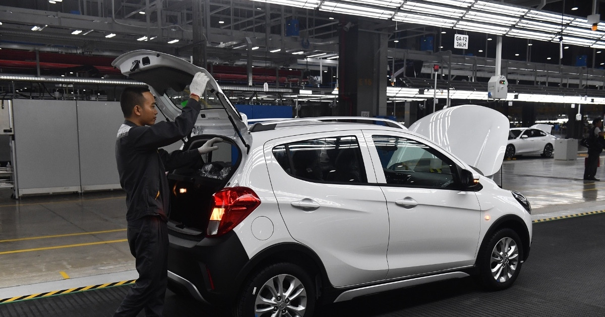 Vũng Áng sắp "ra lò" xe điện; "đại gia" An Giang bị phong tỏa loạt tài khoản