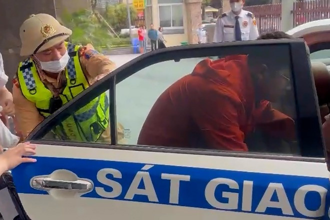 Sản phụ vỡ ối trên đường cao tốc, CSGT kịp thời dùng xe đặc chủng chở đi viện