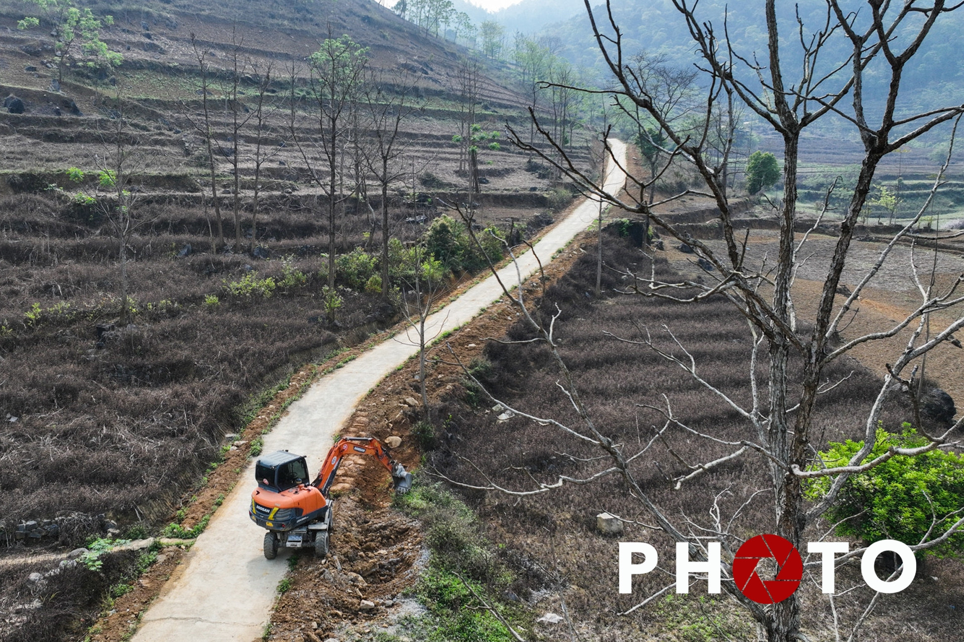 Đằng sau con đường dẫn lối lên Lùng Thẩn