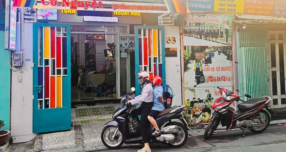 Dạy thêm ở TPHCM: Văn bản thì 'cấm', thực tế ra sao?