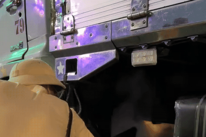 Hành động làm 'nức lòng' của 3 CSGT khi phát hiện xe tải của người dân bị cháy