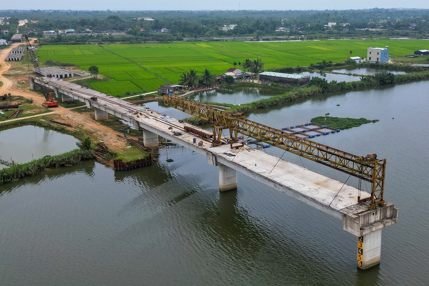 4 năm thi công, cầu 220 tỷ vươn ra nửa sông 'nằm bất động', nghìn dân phải đi đường vòng