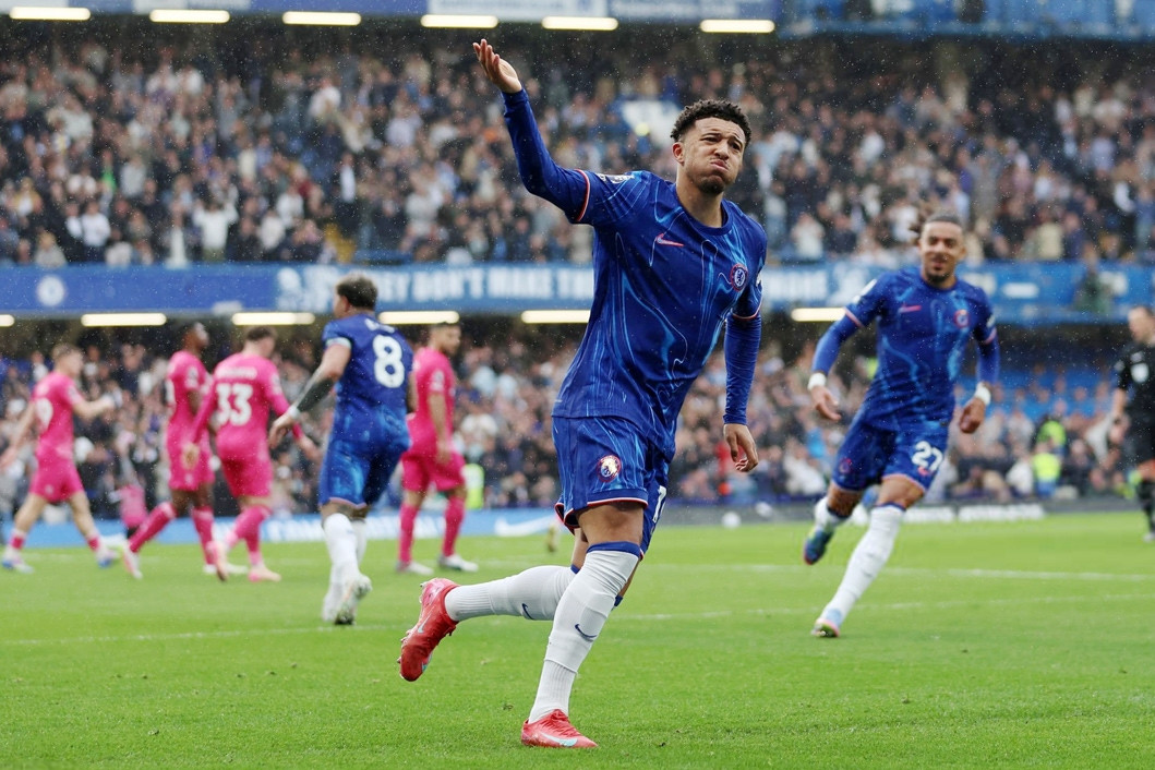 Jadon Sancho vẽ siêu phẩm, Chelsea thoát thua