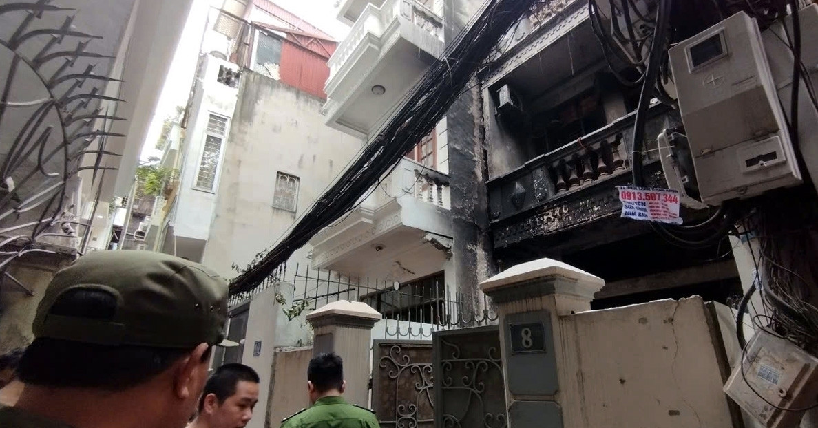 Hàng xóm kể phút gọi cửa bất thành trong vụ cháy nhà 2 người chết ở Hà Nội
