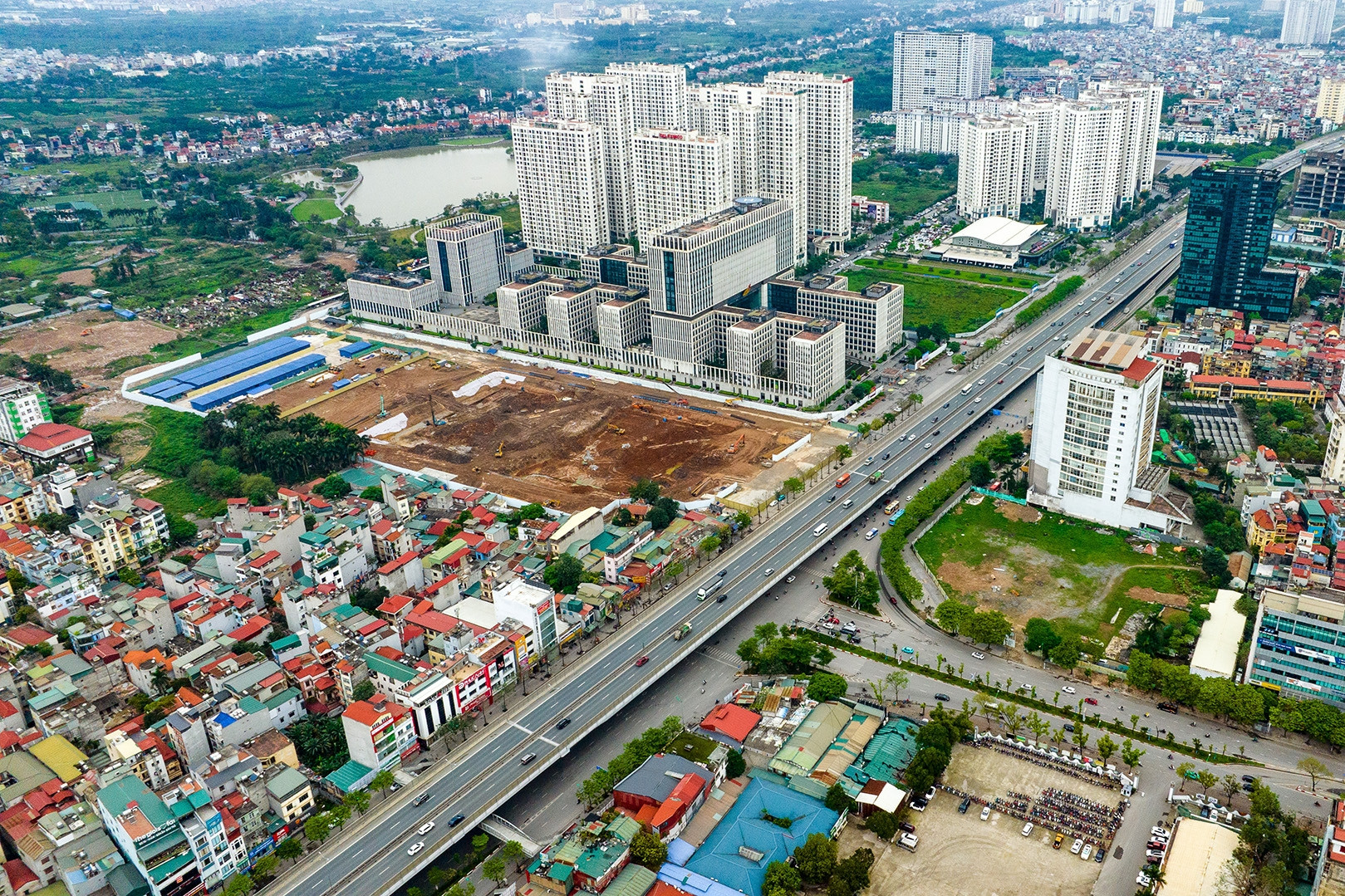 Cận cảnh 'điểm nóng' xây dựng hầm chui Hoàng Quốc Việt với 3.000 tỷ, 6 làn xe ở Hà Nội