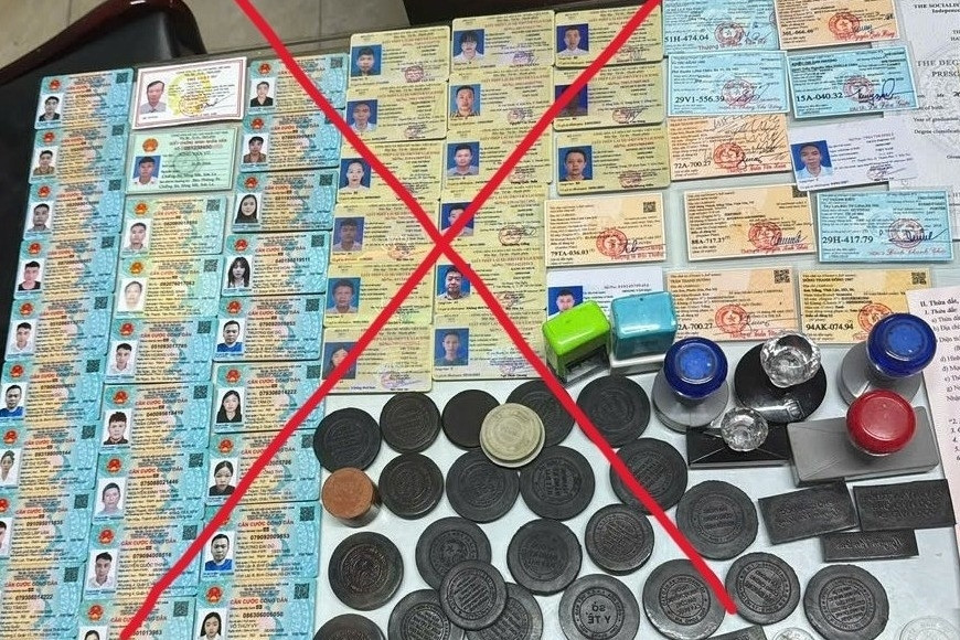 Phá đường dây làm giả bằng lái xe, căn cước công dân giống ‘hàng thật’ 99,9%