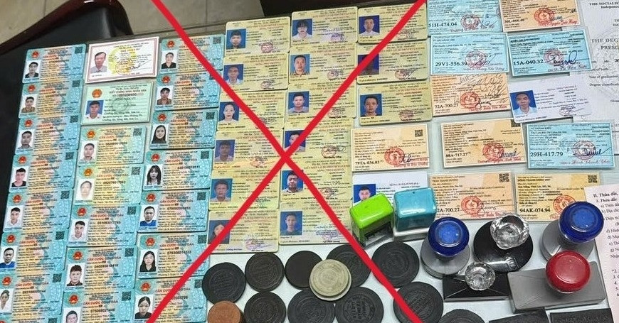 Phá đường dây làm giả bằng lái xe, căn cước công dân giống ‘hàng thật’ 99,9%