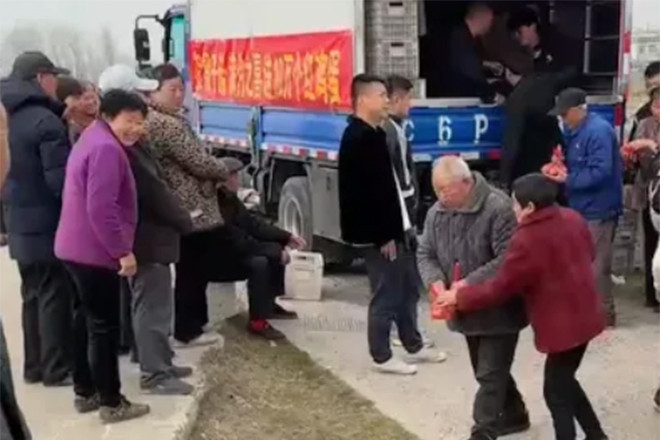 Sinh được con gái, vợ chồng 9X tặng 100.000 quả trứng đỏ cho dân làng